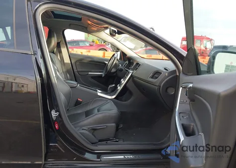 2017 Volvo S60 T5 Dynamic z USA, uszkodzony, nr VIN YV126MFL9H2432905